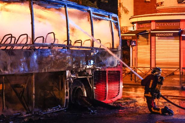 Vierte Nacht: Unruhen weiten sich aus, 1.300 Festnahmen in Frankreich