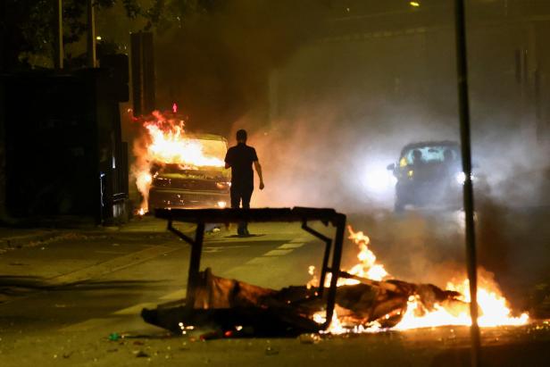 Brennende Autos auf Frankreichs Straßen