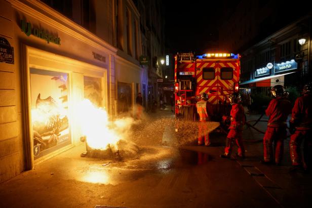 Vierte Nacht: Unruhen weiten sich aus, 1.300 Festnahmen in Frankreich