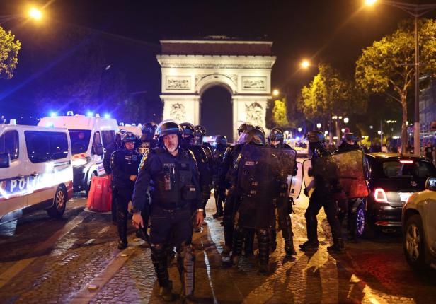 Die Pariser Prachtstraße Champs Élysées wurde von einem großen Polizeiaufgebot geräumt,