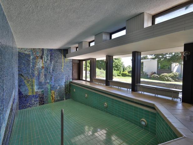 Innenansicht des Schwimmbads in der Villa von Roland Emmerich.