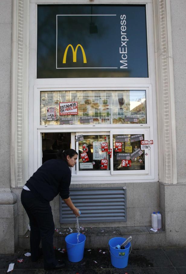 "Lohn-Diebstahl": Arbeiter klagen McDonald's