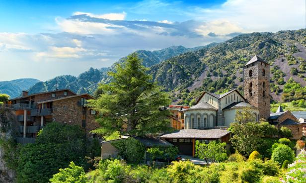 Die romanische Kirche Sant Esteve in Andorra liegt vor einer Bergkulisse.