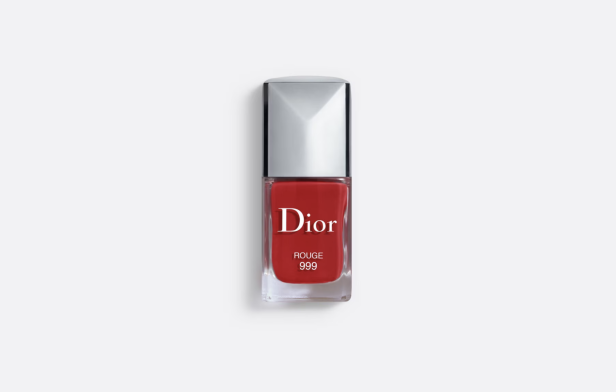 Ein Fläschchen roter Nagellack der Marke Dior, Farbton Rouge 999.