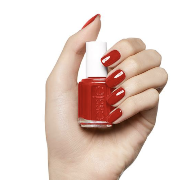 Eine Hand hält eine Flasche roten Nagellack der Marke Essie.