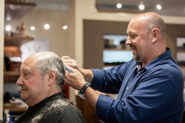 Schnipp, schnapp, Haare ab: Joesi Prokopetz ließ sich Halbglatze schneiden