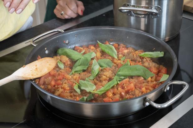 Gartenfrisch aus dem Kochsalon: Melanzani-Lasagne mit Kräuter-Gurkensalat