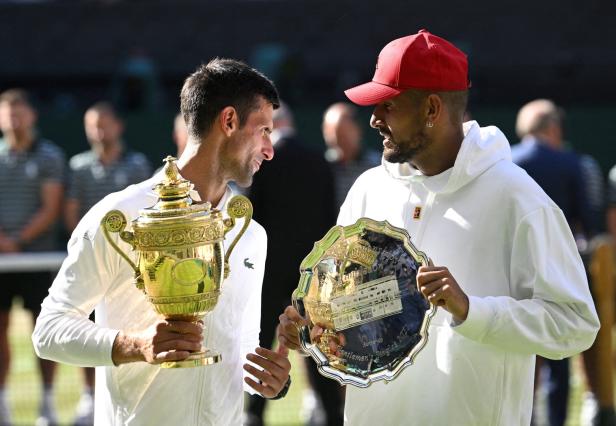 Novak Djokovic und Nick Kyrgios mit den Trophäen in Wimbledon.
