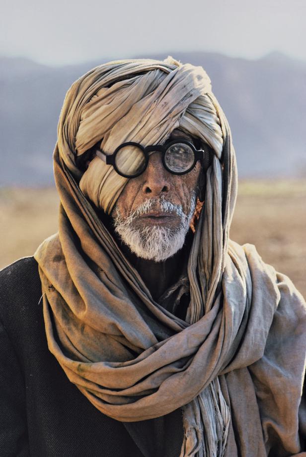 Ein Mann mit Turban und runder Brille, vermutlich ein Flüchtling in Belutschistan.