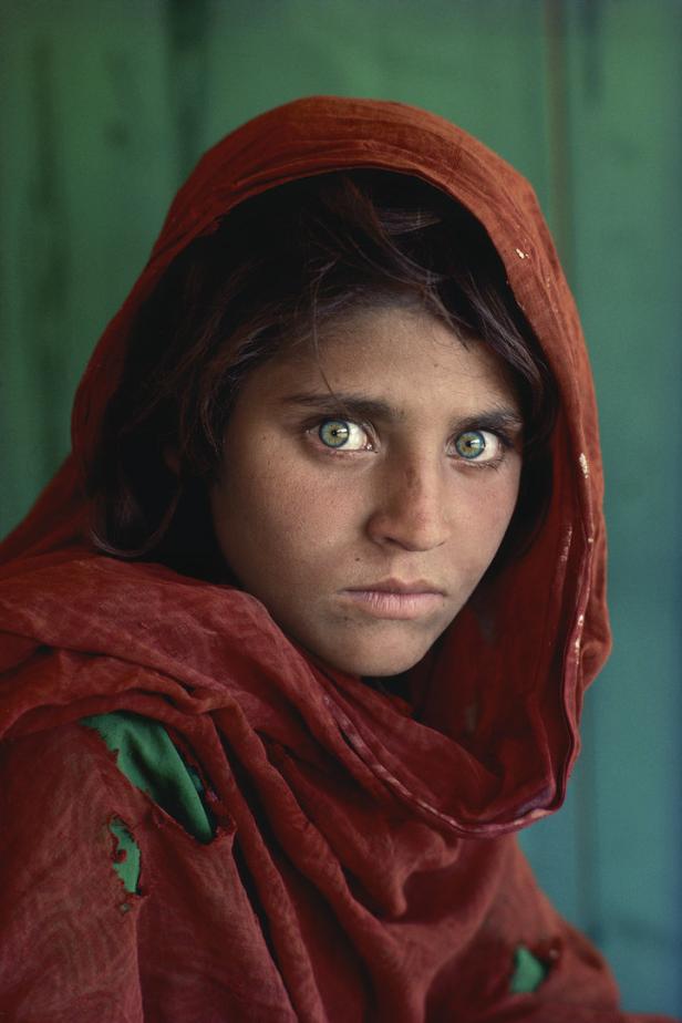 Das Porträt des afghanischen Mädchens mit den durchdringenden Augen.