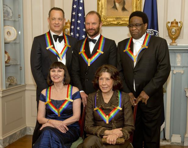 Eine Gruppe von Preisträgern der Kennedy Center Honors, darunter Tom Hanks, Sting und Lily Tomlin.