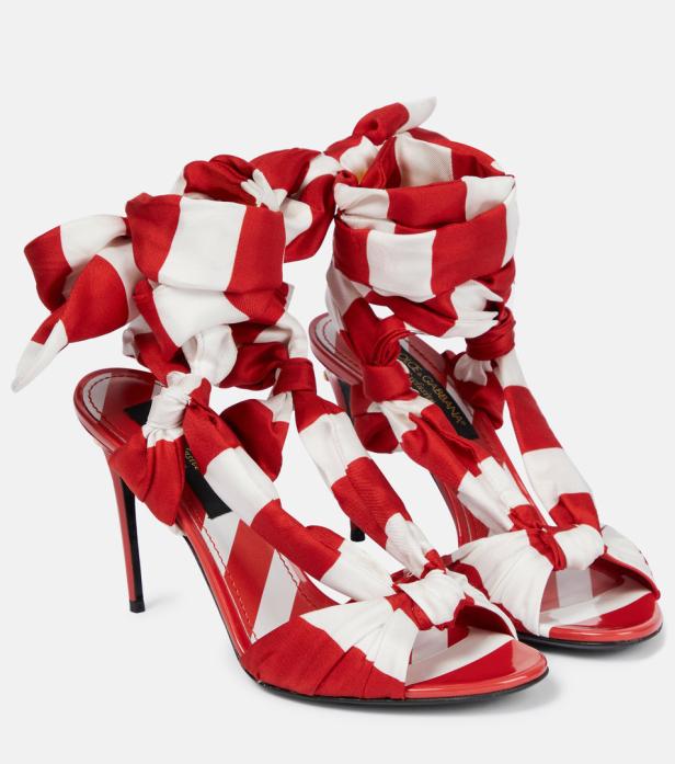 Ein Paar rot-weiß gestreifte High-Heel-Sandalen mit Schleifen von Dolce & Gabbana.