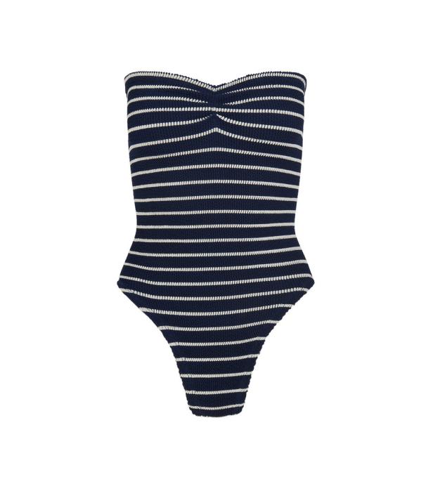 Ein gestreifter, trägerloser Badeanzug in Marineblau und Weiß.