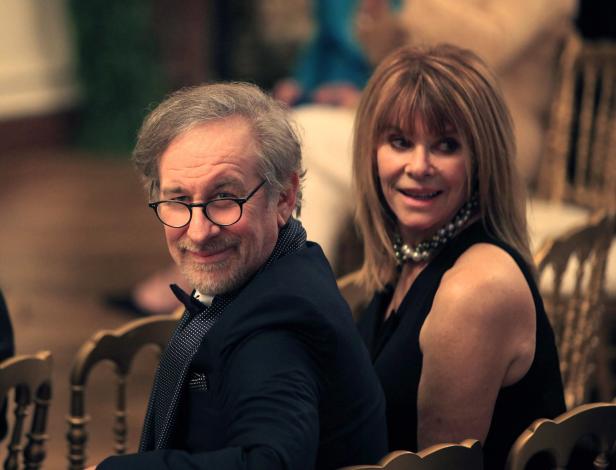 Steven Spielberg sitzt neben einer Frau bei einer Veranstaltung.