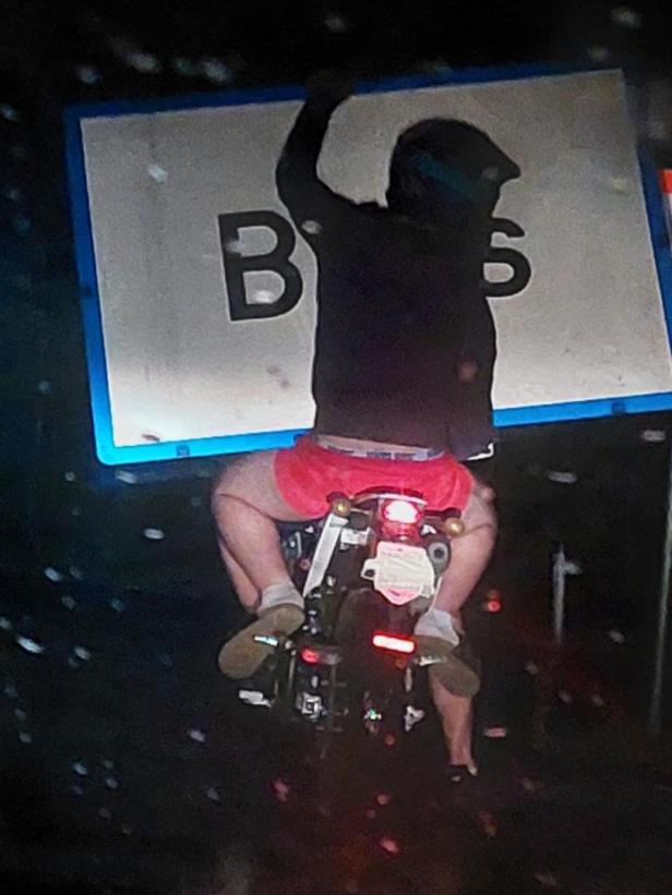 Kurioses Fahndungsfoto: Gestohlene Ortstafel mit Moped abtransportiert