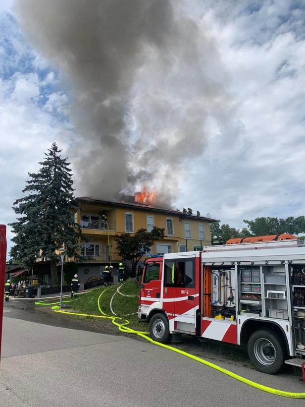 NÖ: 13 Feuerwehren kämpften gegen Dachstuhlbrand in Mehrparteienhaus