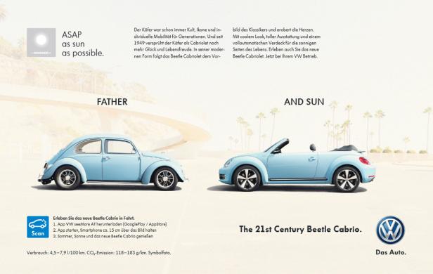 Ein hellblaues VW Käfer Cabriolet der alten und neuen Generation nebeneinander.