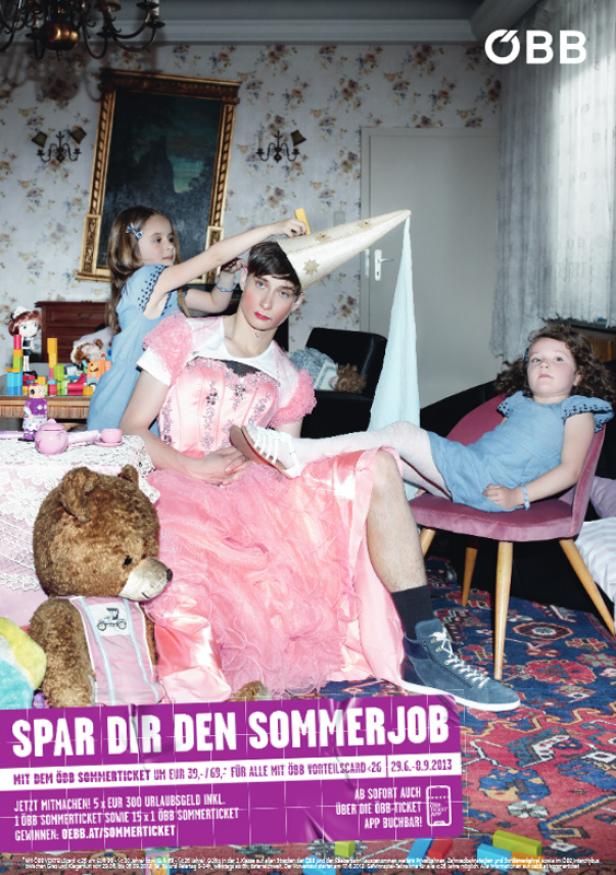 Ein Mann im rosa Kleid wird von zwei Mädchen verkleidet.