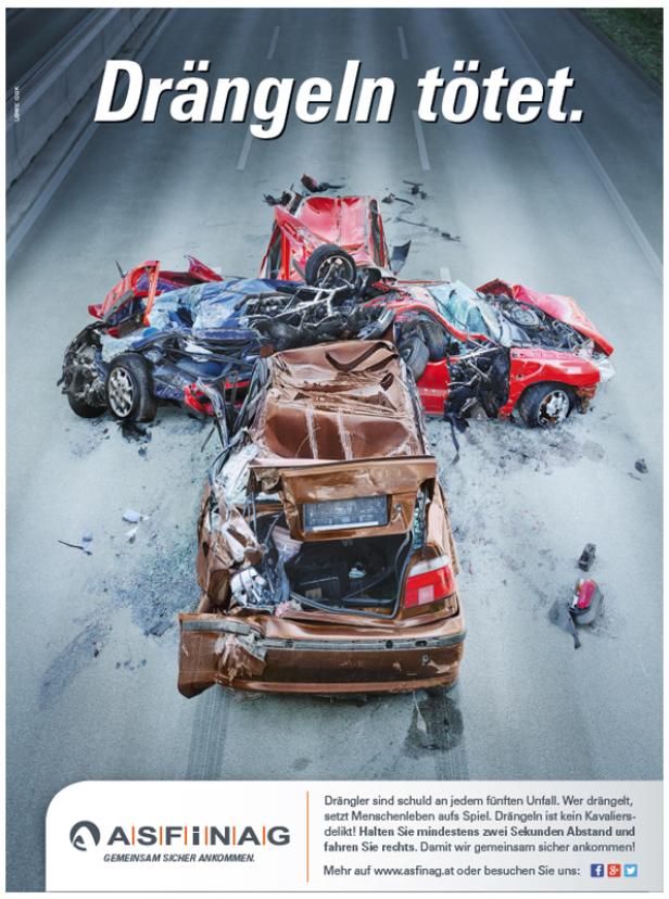 Ein Verkehrsunfall mit mehreren beteiligten, zerstörten Autos auf einer Autobahn.