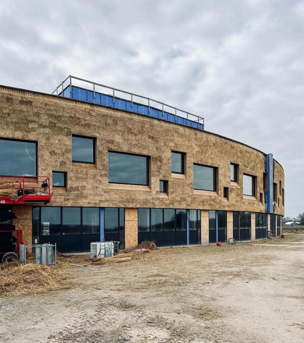 02-henninglarsen_sundskolen_strohfassade-1