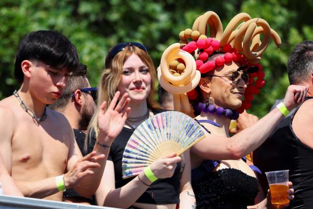 Polizei bei "Rave the Planet" zu Techno-Fans: "Bitte entkleiden Sie sich nicht"