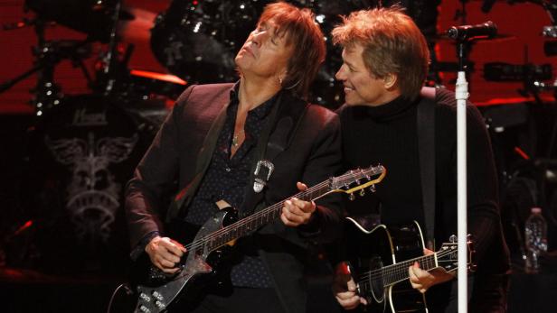Jon Bon Jovi und Richie Sambora treten gemeinsam auf der Bühne auf.