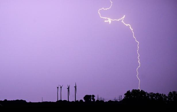 Bei starken Unwettern: Auto lieber stehen lassen Starker Wind: Warum er gefährlich ist, wann Sie nicht mehr fahren sollten