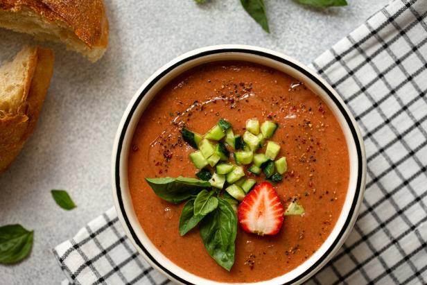 Geniale Rezepte für heiße Tage: So gelingen Brotsalat & Gazpacho