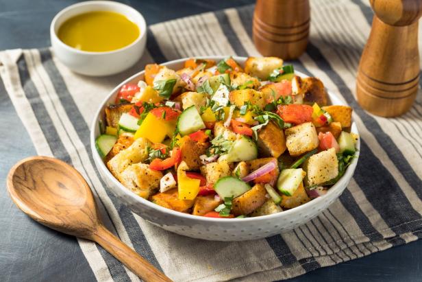 Geniale Rezepte für heiße Tage: So gelingen Brotsalat & Gazpacho