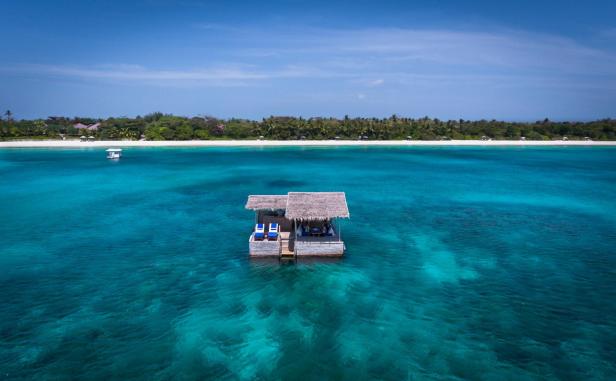Die Kawayan Bar in Amanpulo, Philippinen, liegt auf dem türkisfarbenen Wasser.