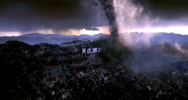 Das Hollywood-Zeichen auf einem Hügel unter einem dunklen, bewölkten Himmel.