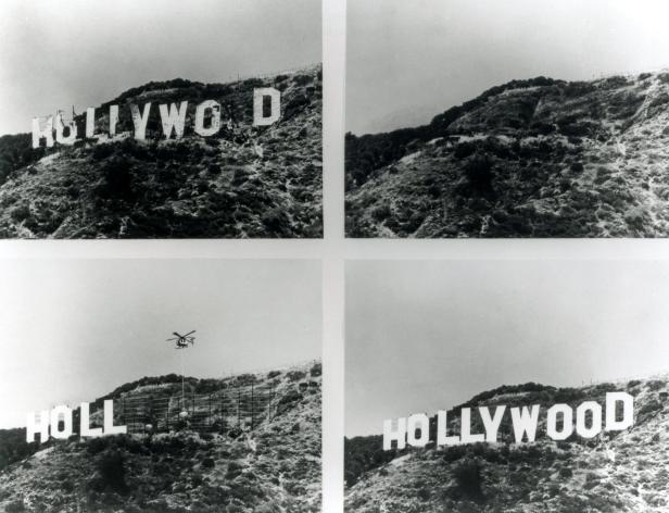 Das Hollywood-Schild in verschiedenen Stadien der Reparatur und des Verfalls.