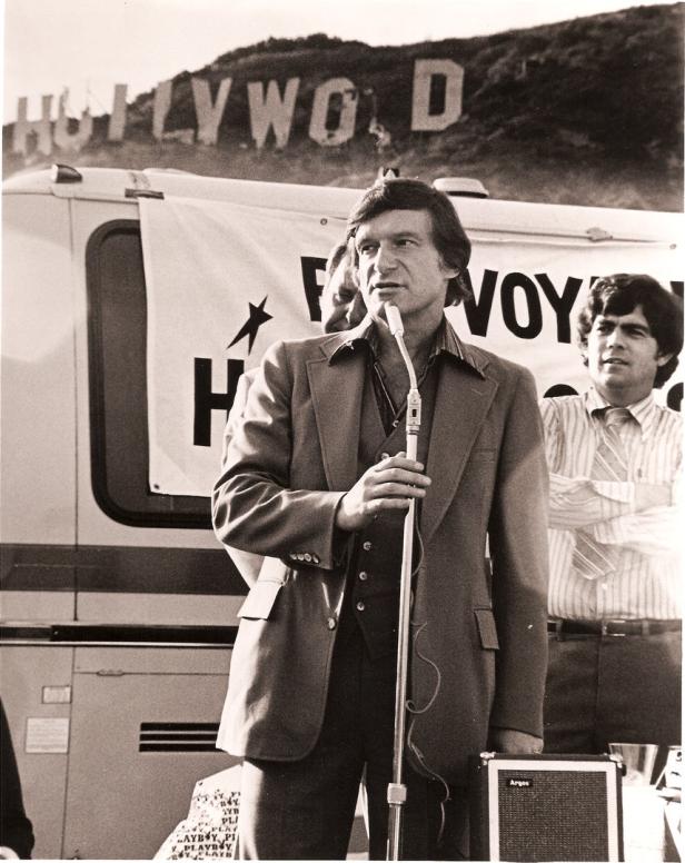 Hugh Hefner spricht vor dem Hollywood-Schriftzug in den 1970er Jahren.