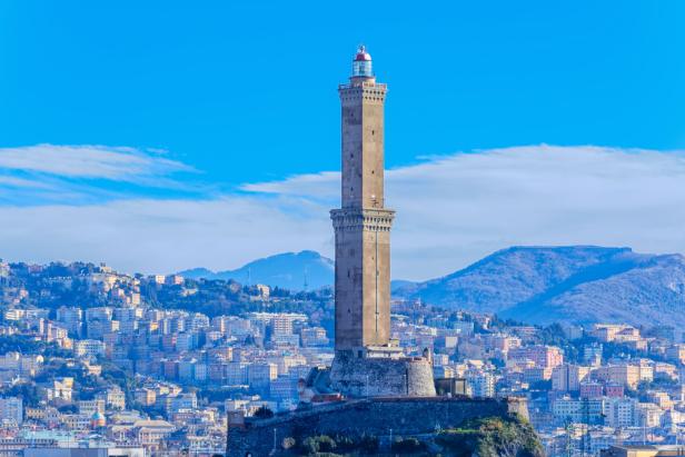 Der Leuchtturm von Genua, auch bekannt als Laterne, überragt die Stadt.