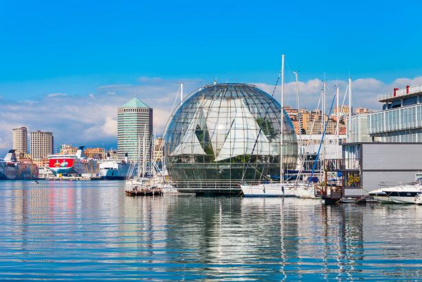 Blick auf den Hafen von Genua mit der Biosphäre und einigen Segelbooten.