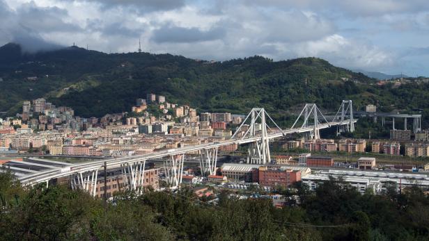 Blick auf Genua, Italien, mit der markanten San-Giorgio-Brücke im Vordergrund.