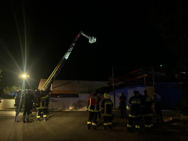 Feuer in Reitstall: Einsatzkräfte kämpften stundenlang gegen Flammen