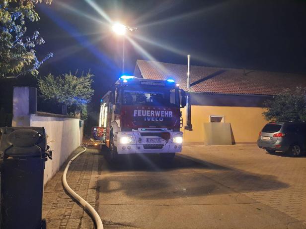 Feuer in Reitstall: Einsatzkräfte kämpften stundenlang gegen Flammen