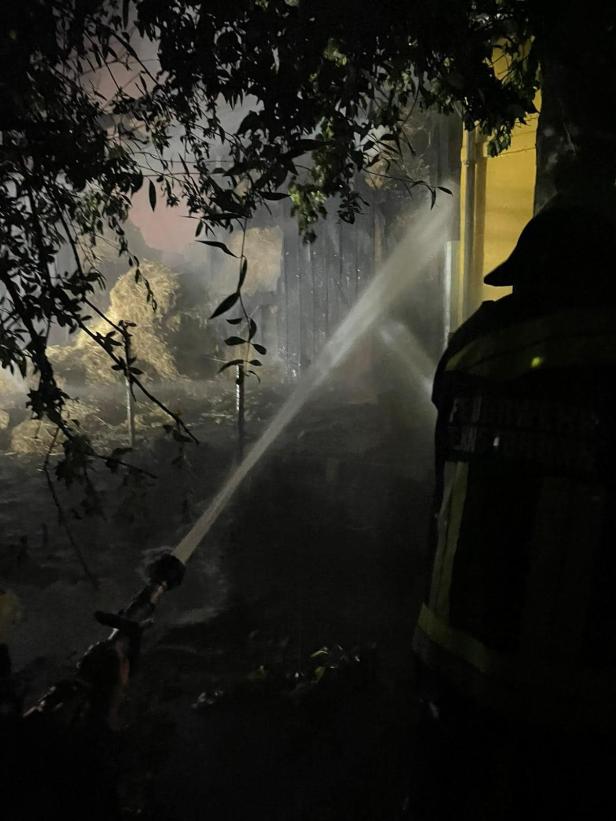 Feuer in Reitstall: Einsatzkräfte kämpften stundenlang gegen Flammen