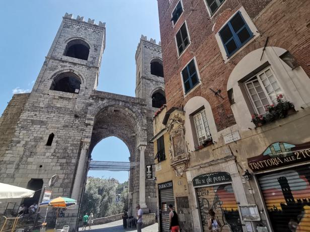 Die mittelalterliche Porta Soprana in Genua, Italien, an einem sonnigen Tag.