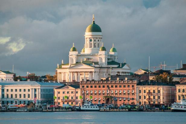 Der Dom von Helsinki überragt die Gebäude am Hafen.