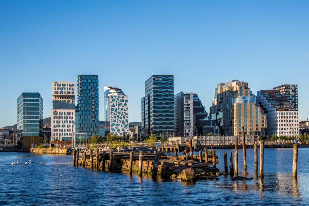 Die Skyline von Oslo mit modernen Gebäuden am Wasser.