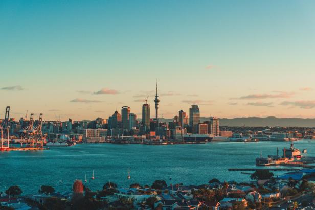 Panorama von Auckland, Neuseeland, mit dem markanten Sky Tower im Zentrum.