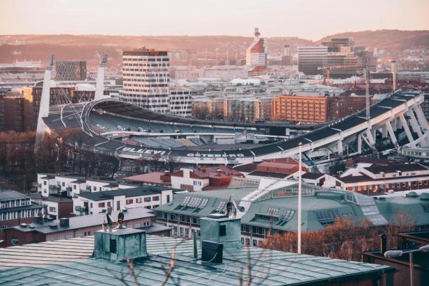 Blick auf das Ullevi-Stadion und die Skyline von Göteborg bei Sonnenaufgang.