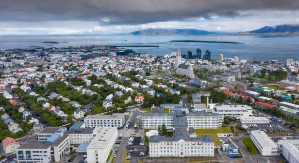 Luftaufnahme von Reykjavik, Island, mit der Hallgrímskirkja im Zentrum.