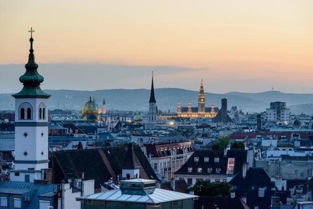 Ein Blick über die Dächer von Wien bei Dämmerung.