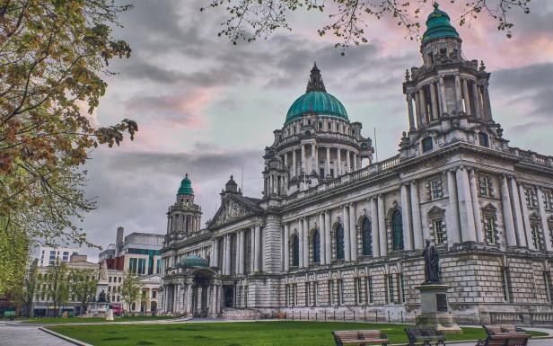 Das Rathaus von Belfast mit seiner markanten grünen Kuppel unter einem bewölkten Himmel.