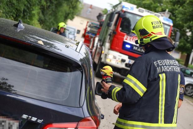 Autos standen in praller Sonne: 3 Kleinkinder wurden eingesperrt