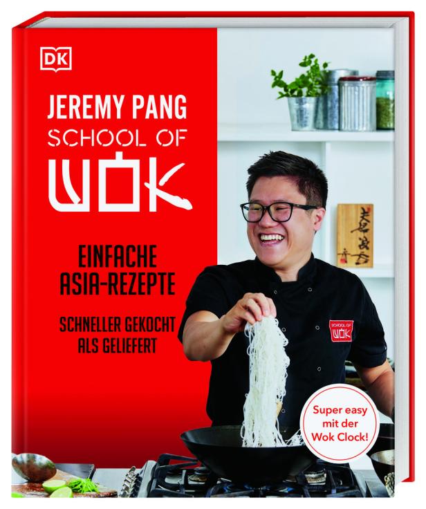 Das Cover des Kochbuchs „Jeremy Pang School of Wok“ mit einem Koch, der Nudeln in einen Wok gibt.