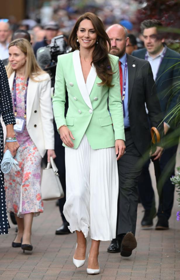 Catherine, Princess of Wales, trägt einen hellgrünen Blazer und eine weiße Hose.